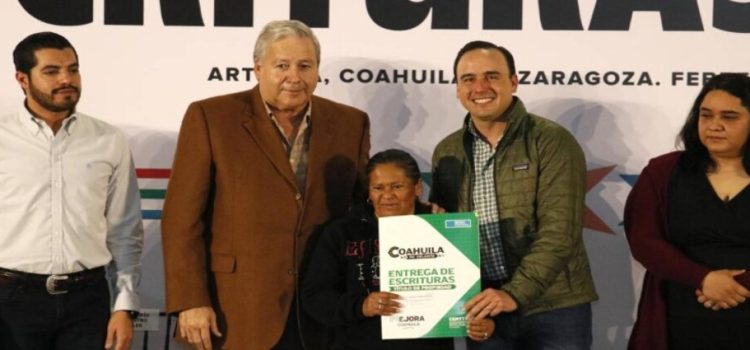 En Arteaga inician entregan escritura a miles de familias de Coahuila