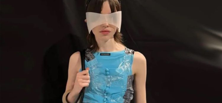 El último grito de la moda: lanza Balenciaga pulsera de cinta adhesiva