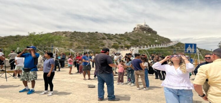 Placa conmemorativa por el eclipse en Coahuila