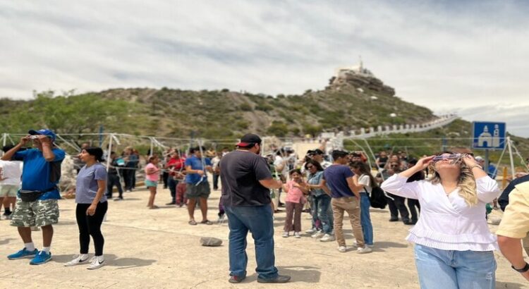 Placa conmemorativa por el eclipse en Coahuila