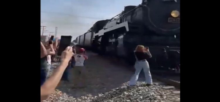 Una mujer estuvo a punto de morir arrollada por el tren en Ramos Arizpe