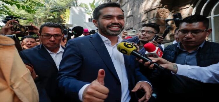 El candidato opositor Álvarez Máynez vota “orgulloso” en México