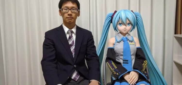 La historia de amor entre un hombre y un personaje virtual que desafía las convenciones en Japón