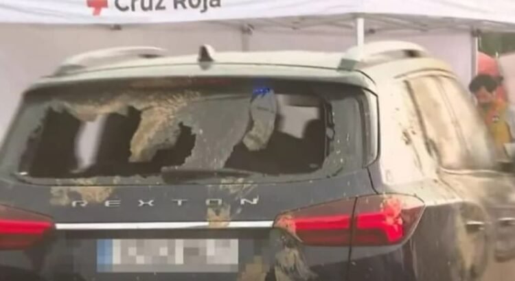 «¡Asesinos! ¡Fuera!»: los reyes de España y el presidente del Gobierno huyen de Valencia tras enfrentar furiosas protestas