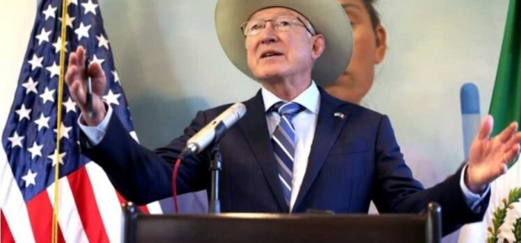 Ken Salazar critica la estrategia de seguridad de AMLO: “Abrazos, no balazos” ha fallado