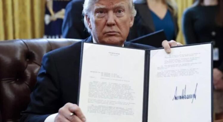 Trump firma una avalancha de órdenes ejecutivas en su primer día como presidente