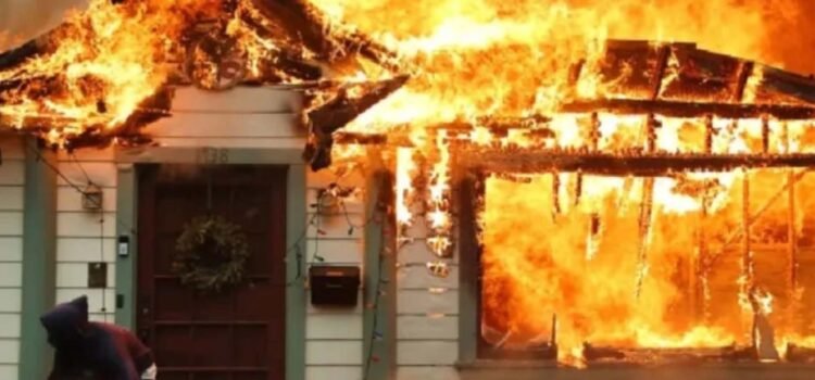 Destituyen a jefa de bomberos tras incendios en Los Angeles