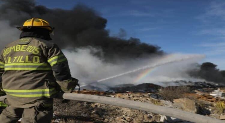 Brigadistas combaten los incendios en el estado de Coahuila