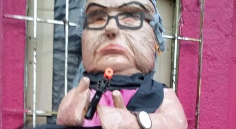 Crea polémica el lanzamiento de piñata de la “abuelita sicaria”