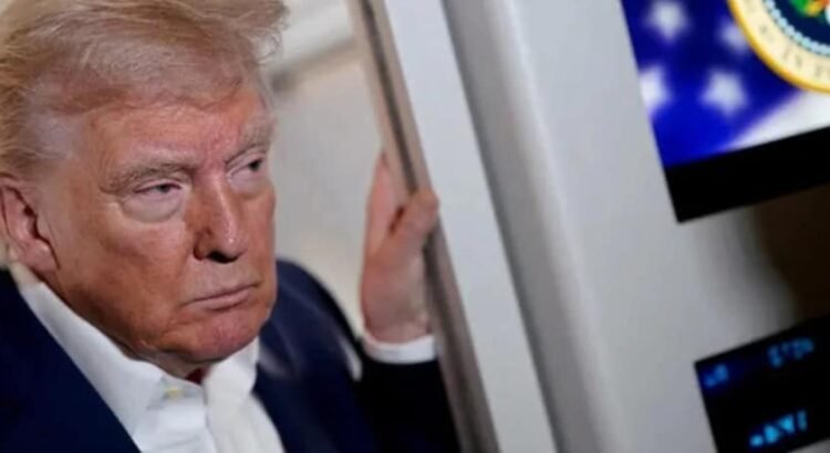 Trump dobla las manitas