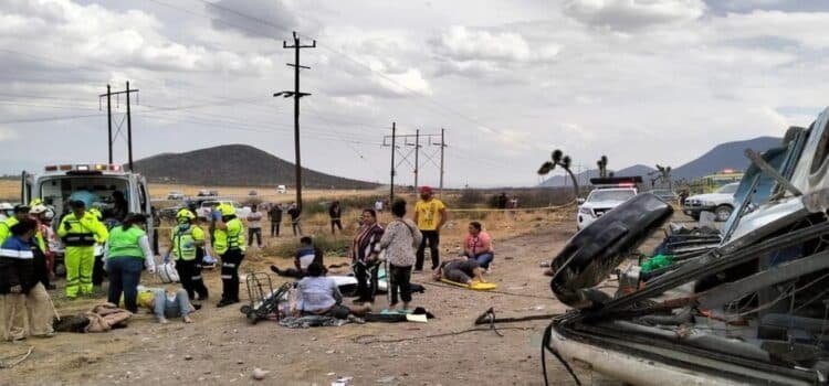 Un fatal accidente deja como resultado 3 personas sin vida y 15 lesionados en la carretera Matehuala – Saltillo