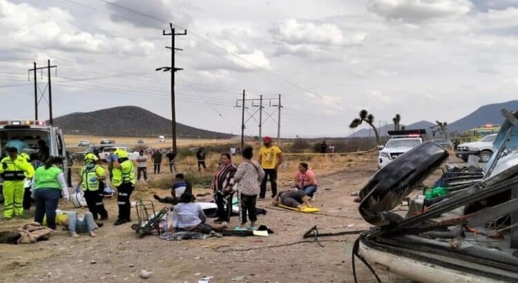 Un fatal accidente deja como resultado 3 personas sin vida y 15 lesionados en la carretera Matehuala – Saltillo