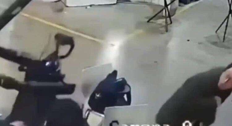 Robot se vuelve “loco” y agrede a sus creadores