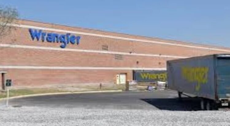 Wrangler cierra su fábrica en Coahuila, anunciando el despido de 2 mil trabajadores
