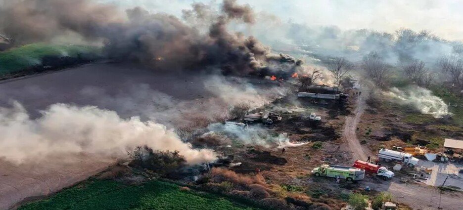 Una pipa que transportaba chapopote se incendia en Coahuila