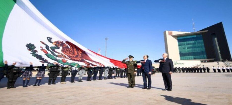 El gobernador del estado de Coahuila y el alcalde presiden ceremonia del Día del Bandera en Torreón