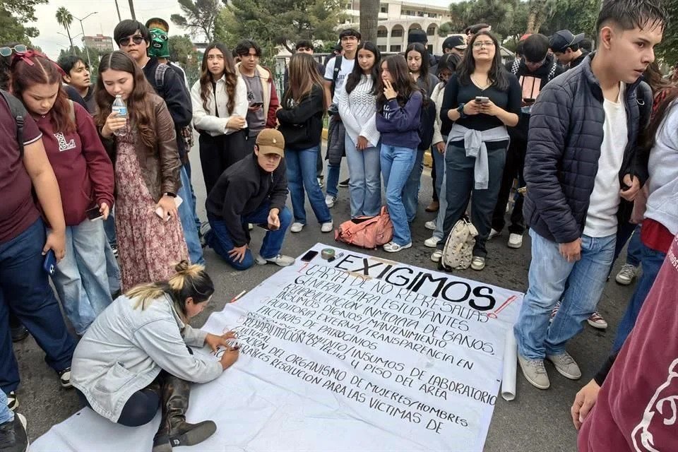 Estudiantes del Tecnológico de Saltillo realizan protesta